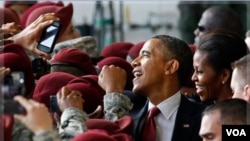 El presidente Barack Obama y la primera dama, Michelle Obama, saludan a las tropas que regresan de Irak en Fort Bragg, Carolina del Norte.