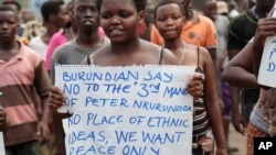 Manifestantes contra o terceiro mandato sugerido por Pierre Nkurunziza (Foto: AP/Gildas Ngingo)