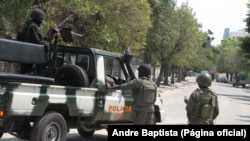 La police dans une rue de la capitale du Mozambique, le 9 octobre 2015.