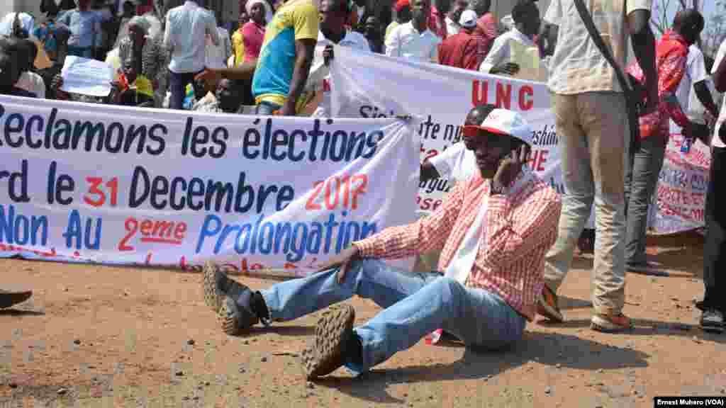 Les manifestants en colère réclament les élections d&#39;ici décembre 2017, à Bukavu​&nbsp;le 31 juillet 2017. (VOA/Ernest Muhero) &nbsp;