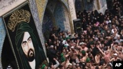 Shi'ite Muslim pilgrims gather in the central Iraqi shrine city of Karbala, 120 kms south of the capital Baghdad, as hundreds of thousands of pilgrims descend on the city to commemorate Arbaeen, 25 Jan 2011