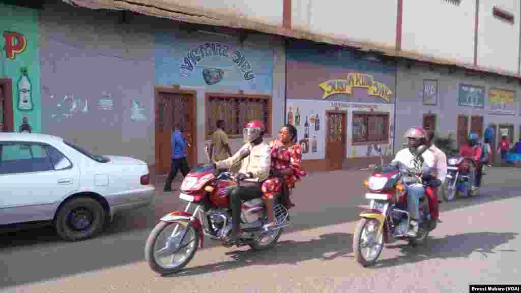Les boutiques et magasins fermés mais la circulation reste fluide au feu rouge, à Bukavu, le 2 août 2017. (VOA/Ernest Muhero)