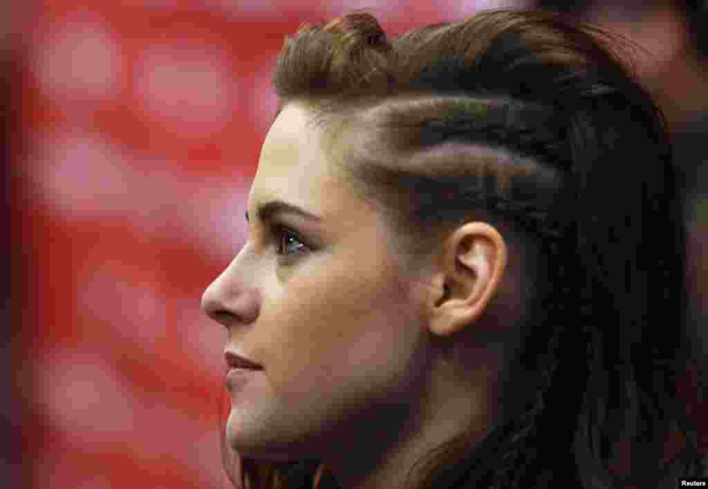 Aktris Kristen Stewart menghadiri pemutaran perdana film &quot;Camp X-Ray&quot; di festival film Sundance (17/1). (Reuters/Jim Urquhart)