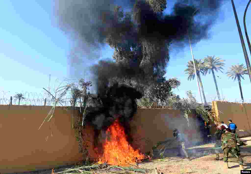 La eliminación de Soleimani ocurrió dos días después de que un grupo de seguidores de la milicia chií en Irak echaron abajo una puerta de entrada de la embajada de Estados Unidos en Bagdad, entraron por la fuerza e incendiaron el lugar.