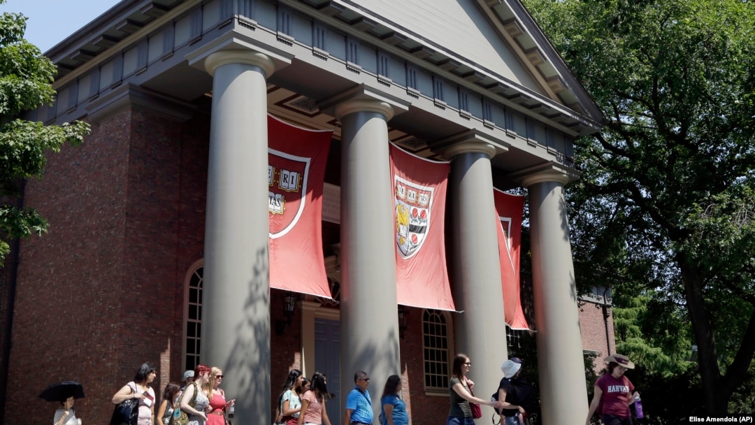 Tham quan Trường Đại học Harvard ở Cambridge, bang Massachusetts