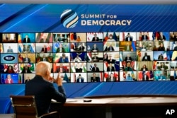 拜登总统在白宫出席线上民主峰会。（2021年12月9日）