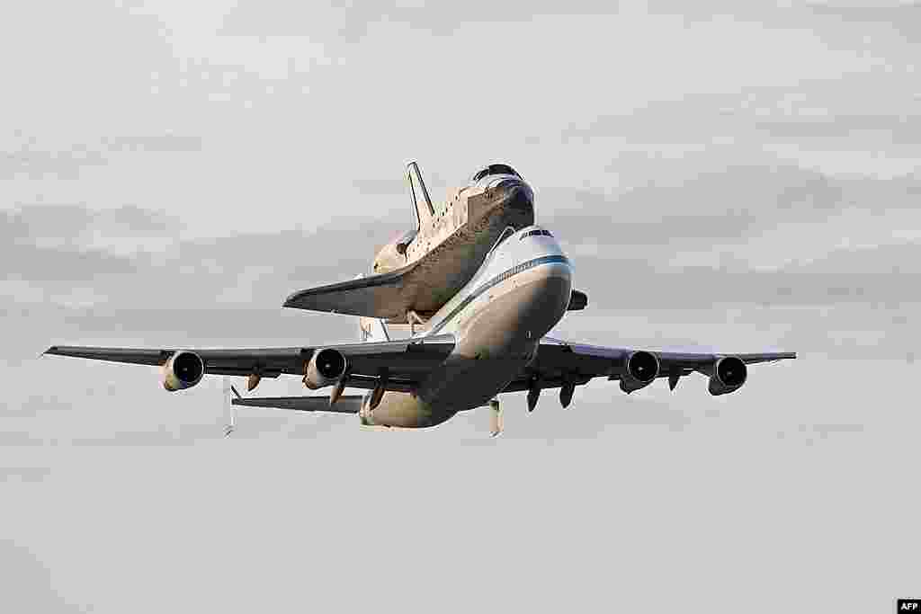 Space shuttle Discovery atop a 747 carrier jet on the way to the Washington area, April 17, 2012. (AP)