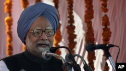 PM India, Manmohan Singh menjadikan perbaikan ekonomi India sebagai prioritasnya, walaupun diakui bahwa kembali ke pertumbuhan 8 persen adalah ambisius. (AP/Altaf Qadri)