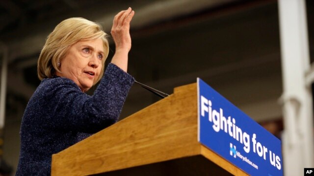 Clinton estaba de campaña en Oklahoma, un estado esencialmente republicano en elecciones generales y uno de varios estados del "Súper Martes" que realizarán elecciones del partido demócrata el 1 de marzo. 