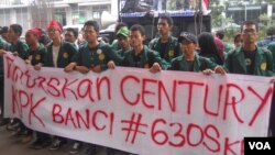 Para mahasiswa berdemonstrasi mendesak KPK segera menetapkan status tersangka terhadap Wakil Presiden Boediono terkait kasus korupsi Bank Century. (VOA/Andylala Waluyo) 