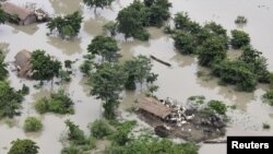 Foto udara menunjukkan seluruh desa di distrik Sonitpur, negara bagian Assam, India terendam banjir luapan sungai Brahmaputra (1/7).