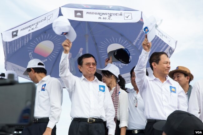 លោក​ កឹម​ សុខា​ និង​ថ្នាក់ដឹកនាំ​គណបក្ស​សង្គ្រោះជាតិដ៏ទៃទៀត​ នៅក្នុង​ក្បួន​យុទ្ធនា​ការ​ឃោសនា​រក​សំលេងឆ្នោត ថ្ងៃ​ដំបូងរបស់គណបក្ស​សង្គ្រោះជាតិ​ នៅរាជ​ធានីភ្នំពេញ​ ថ្ងៃទី​ ២០​ ខែ​ឧសភា​ ឆ្នាំ២០១៧។ (ខាន់​ សុគុំ​មនោ​/VOA)