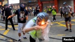 在香港抗议活动中被燃烧装置击中受伤的香港记者(2019年10月6日）