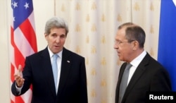 ລັດຖະມົນຕີຕ່າງປະເທດ ສະຫະລັດ ທ່ານ John Kerry (ຊ້າຍ) ໂອ້ລົມ ກັບ ລັດຖະມົນຕີຕ່າງປະເທດ ຣັດເຊຍ ທ່ານ Sergei Lavrov ກ່ອນໜ້າກອງປະຊຸມ ໃນນະຄອນຫຼວງ ມົສກູ ຂອງຣັດເຊຍ, ວັນທີ 15 ທັນວາ 2015.