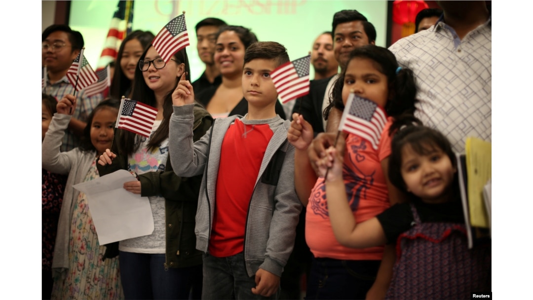 Niños recitan la promesa de lealtad durante durante una ceremonia de nuevos ciudadanos en Los Angeles, California, May 31, 2017.