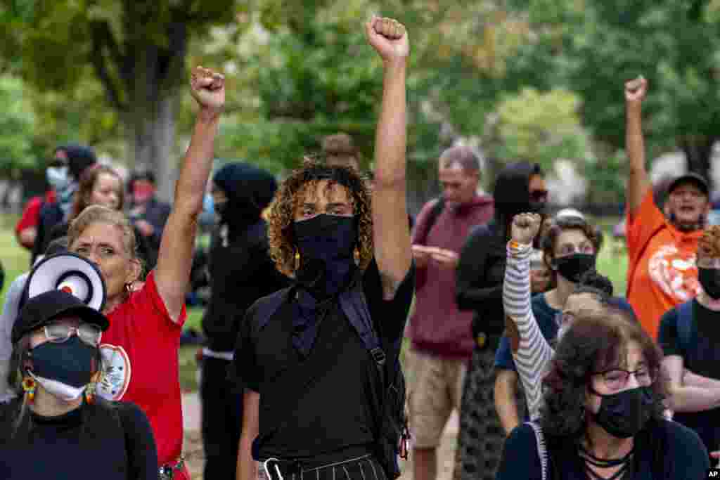 Militan endijen ak anvironmantalis manifeste devan Mezon Blanch la nan Washington, 11 Oct. 2021.