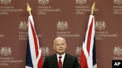 Sakataren harkokin wajen Ingila William Hague, yake jawabi da manema labarai, ranar laraba.