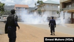 Des gaz lacrymogènes ont été lacé sur les quelques manifestants à Buvaku, le 25 février 2018. (VOA/Ernest Muhero)