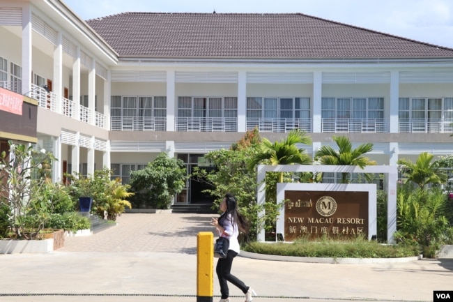 ផ្ទះសំណាក់​ឈ្មោះ New Macau Resort នៅ​ក្នុង​ក្រុង​ព្រះសីហនុ ដើម្បីស្វាគមន៍​ភ្ញៀវទេសចរ​ចិន (ស៊ុន ណារិន/VOA)
