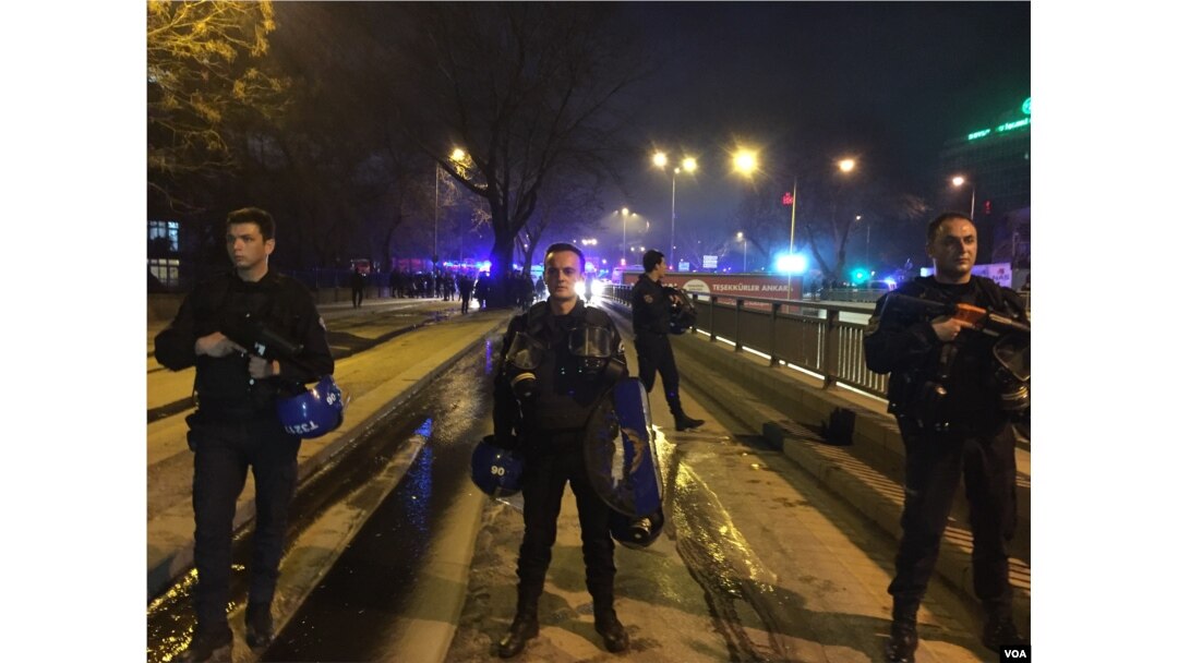 Turkish police close off entrance to scene of blast in Ankara, Turkey, Feb. 17, 2016. (Photo: Yıldız Yazıcıoğlu for VOA)