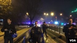 Türkiyə polisi Ankarada partlayışın baş verdiyi yeri mühasirəyə alıb-Türkiyə, Ankara, 17 fevral 2016-cı il (Foto: Yıldız Yazıcıoğlu-VOA)