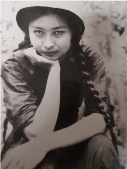 Bà Nga trong bức ảnh chụp năm 1969 khi là phóng viên chiến trường của Thông Tấn Xã Việt Nam.