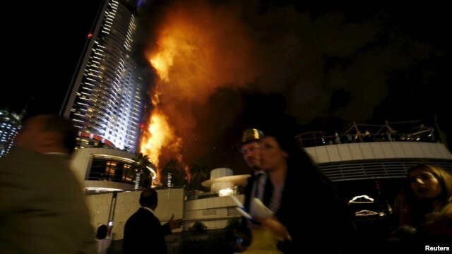 El voraz incendio no dejó víctimas fatales sólo algunos heridos que están siendo tratados. El edificio fue completamente evacuado.