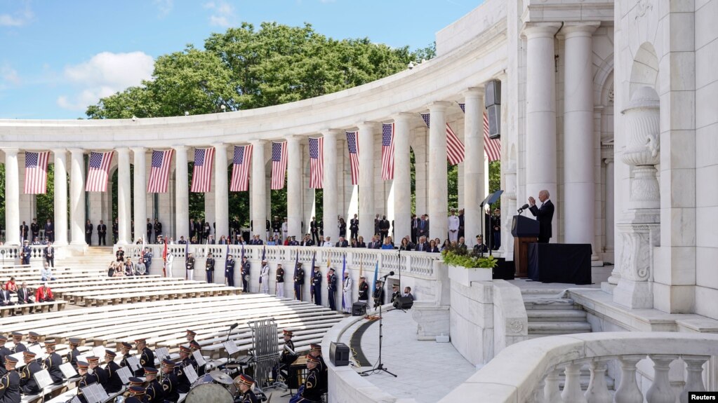 美国总统拜登在阵亡将士纪念日在阿灵顿国家公墓发表讲话。(2021年5月31日)(photo:VOA)