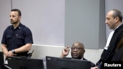 Laurent Gbagbo et son avocat Emmanuel Altit, le 28 janvier 2016 à la CPI de La Haye. (REUTERS/Peter Dejong/Pool)