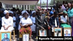  Les familles des victimes assistent aux obsèques officielles à l'esplanade du palais des congrès de Brazzaville, République du Congo, 11 octobre 2016. VOA/Ngouela Ngoussou