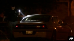 Un oficial revisa un vehículo tras uno de los tiroteos la noche del miércoles 