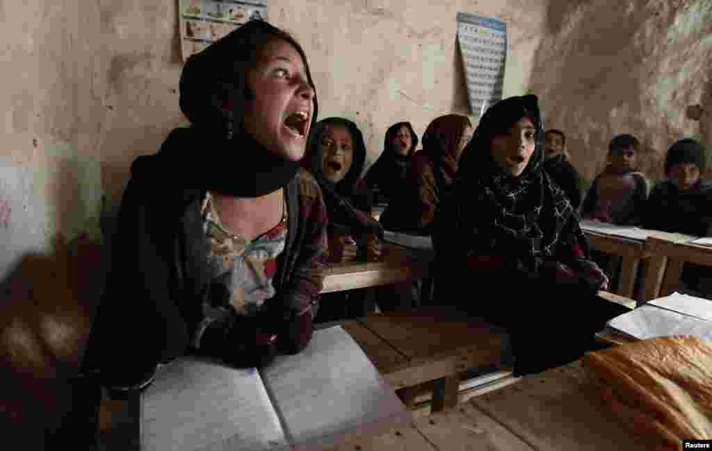 یونیسکو اور حکومتِ پاکستان کے اعداد و شمار کے مطابق ملک میں اُن بچوں کی تعداد جو اسکول میں داخل نہیں ستاسٹھ لاکھ ہے، جن میں بچیوں کی شرح لگ بھگ 56 فیصد ہے۔ 
