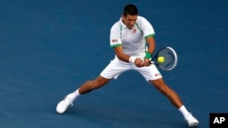 Novak Djokovic dari Serbia dalam pertandingan semifinal di Kejuaraan Dubai melawan Juan Martin del Potro dari Argentina. (AP/Regi Varghese)
