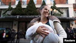 Karla Mastrojani doji bebu za vreme protesta u znak podrške dojenju u javnosti, ispred hotela Kleridžiz u Londonu