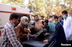 2013年3月19日，居民和医务人员将一名在阿勒颇附近的化学武器袭击中受伤的叙利亚陆军士兵送往医院。