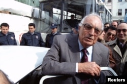 Yaşar Kemal 1995'te İstanbul'da Devlet Güvenlik Mahkemesi'nde sorgulandıktan sonra