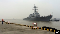 Chinese Navy personnel stand guard as guided missile destroyer USS Stethem arrives at the Shanghai International Passenger Quay for a scheduled port visit in Shanghai, China, Nov. 16, 2015. 