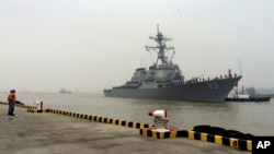 Chinese Navy personnel stand guard as guided missile destroyer USS Stethem arrives at the Shanghai International Passenger Quay for a scheduled port visit in Shanghai, China, Nov. 16, 2015. 