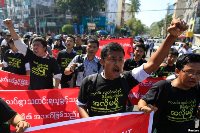 ພວກນັກຂ່າວພາກັນເດີນປະທ້ວງຮ້ອງໃຫ້ມີລາຍງານຂ່າວຢ່າງເລລີ ໃນນະຕອນຢາງກຸ້ງ ປະເທດມຽນມາ ທີ 7 ມັງກອນ 2014.