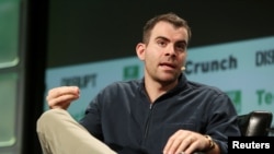 ARCHIVO - Adam Mosseri, para entonces Vice Presidente de Gerencia de Productos de Facebook, participa en la conferencia 2016 TechCrunch Disrupt en San Francisco, California, el 14 /9/16. 