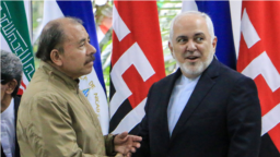 El presidente nicaraguense Daniel Ortega junto al canciller iraní, Mohammed Javad Zarif, quien visitó Nicaragua en julio pasado, Cortesía Diario La Prensa