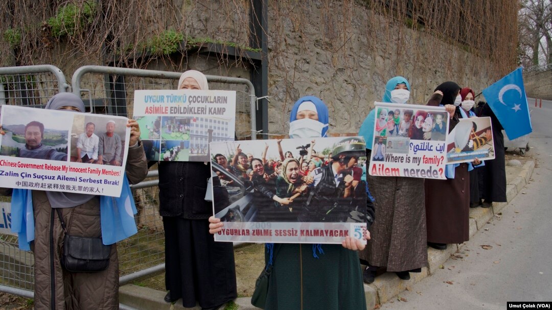 Uygurlar Çin'i Protesto Etti