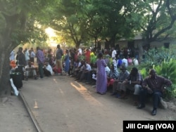 Tanzanians wait before the polls open for their turn to vote in the general election, Kinondoni, Dar es Salaam, Tanzania, Oct. 25, 2015.