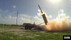 미 국방부가 지난 2015년 11월 웨이크 섬에서 실시한 사드(THAAD) 시험발사 사진을 공개했다. 발사관에서 요격미사일이 발사되고 있다.