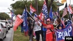 Hàng chục người phần lớn là người mỹ gốc Việt ủng hộ Tổng thống Trump tụ tập phản đối kết quả cuộc bầu cử tổng thống ở Houston, bang Texas, ngày 8 tháng 11, 2020.