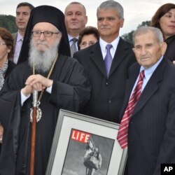 ο Αρχιεπίσκοπος Δημήτριος με τον 97χρονο τιμηθέντα Παναγιώτη Σακελάρη