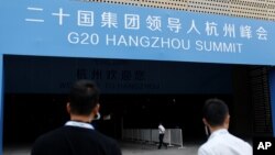 Nhân viên an ninh tuần tra ngoài cổng của một trung tâm hội nghị, nơi G20 sẽ được tổ chức, Hàng Châu, Trung Quốc, ngày 01 tháng 09 năm 2016. 