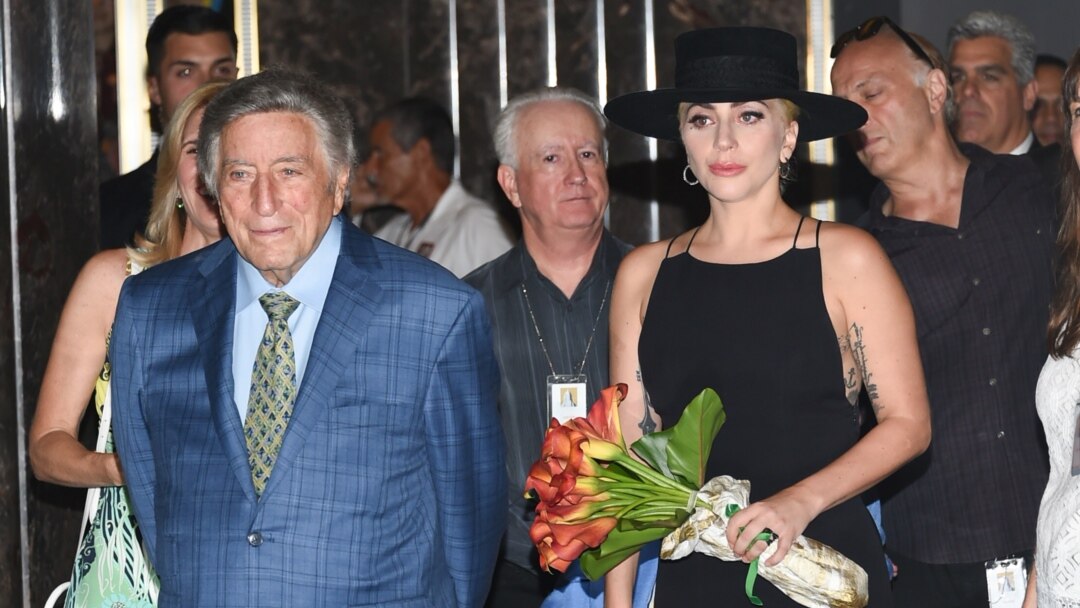 Lady Gaga Travolta Help Celebrate Tony Bennett s 90 Birthday