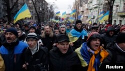 Các cuộc biểu tình bùng ra ở Ukraina khi cựu Tổng thống Yanukovych từ chối một thỏa thuận thương mại với Liên Hiệp Châu Âu để nhận lấy sự giúp đỡ của Nga.