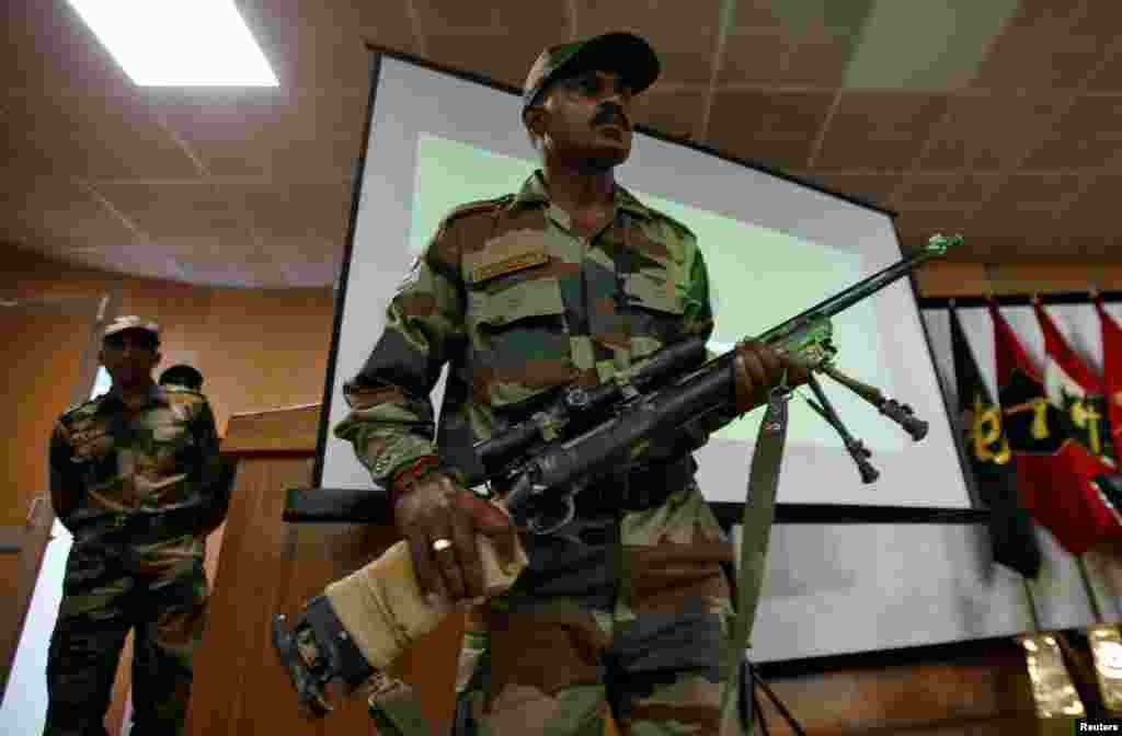 ایک بھارتی فوجی سری نگر میں ہونے والی نیوز کانفرنس کے دوران رائفل لئے کھڑا ہے۔ &nbsp;
